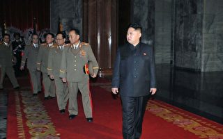 朝鲜官方《劳动新闻》26日发文，称金正恩(前)已取代金正日的职务，确认他迈向全面接管国务。(AFP PHOTO/KCNA VIA KNS)