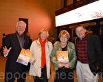 從德國來的阿姆林夫婦（左一及左二）和他們在休斯頓的親戚朋友特維斯夫婦在瓊斯劇院外喜氣洋洋地說：「我們喜歡所有的節目，每一個！」（攝影：易永琦/大紀元）