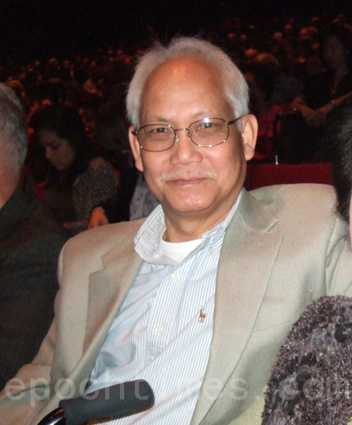 聯邦政府官員Johnathan Vo先生與太太兩年前曾在加州看過神韻演出,今天在休斯頓看到神韻新節目,很開心。他們並表示明年還會再來。(攝影﹕李明希/大紀元) 聯邦政府官員Johnathan Vo先生與太太兩年前曾在加州看過神韻演出,今天在休斯頓看到神韻新節目,很開心。他們並表示明年還會再來。(攝影﹕李明希/大紀元)