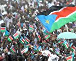 今年七月，南苏丹人民挥舞国旗，庆祝独立建国。(ROBERTO SCHMIDT/AFP/Getty Images)