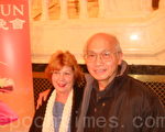 贝聿铭大师事务所的资深合伙人、建筑设计师Kellogg Wong与太太Donna12月29日晚第一次观赏神韵晚会。（摄影：王贯明/大纪元）