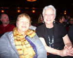 戴紐姐妹（Paula and Emma Daigneault）在觀看了神韻巡迴藝術團在康涅狄格州沃特伯裡市12月29日的演出後對神韻天幕讚不絕口。（攝影：方若初／大紀元）