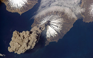 阿拉斯加火山猛喷灰 飞安拉警报
