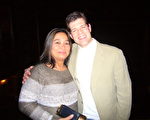 星巴克经理奥特佳（Jean Ortaga）和丈夫在2011年12月30日观看神韵晚会（摄影：方若初/大纪元）　