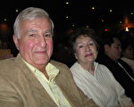 退休芭蕾舞演员伊莲•科比特（Elaine Corbitt）与丈夫山姆（Sam）30日欣赏了神 韵艺术团在麻州第二大城渥斯特（Worcester）的演出。（摄影：毕儒宗／大纪元）