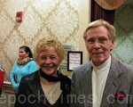 退休芭蕾舞演員伊蓮‧科比特（Elaine Corbitt）與丈夫山姆（Sam）30日欣賞了神韻藝術團在麻州第二大城渥斯特（Worcester）的演出。（攝影：畢儒宗／大紀元）