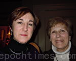 从事舞蹈教学的罗斯格罗Karen Rossignol（左）与银行家洛伦佐Carol Di Lorenzo在12月30日的麻州神韵晚会上。（摄影：Stephanie Lam/大纪元）