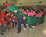乘龍快遞送福菜 獨老弱兒圍爐同歡聚