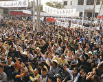 12月11日，广东乌坎村五千多村民拿起棍棒、农具把守村口，与一千名欲夺回乌坎村控制权的警察对峙。（AFP）