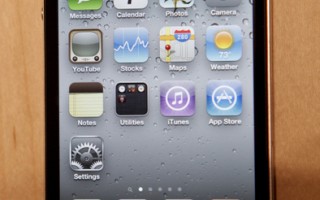 由於iOS 5存在程式錯誤，令採用這系統的iPhone出現拍攝功能漏洞。圖為iPhone 4手機。（Ryan Anson/AFP）