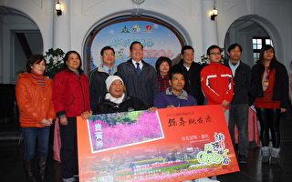 許明財市長(左4)將林明煌董事長(右4)捐贈的2000張門票，轉交給弱勢團體。（攝影：鄒莉／大紀元）