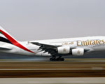 欧洲空中客车旗下A380客机，日前被发现机翼有“微细裂缝”。图摄于2011年11月25日， A380客机在德国慕尼黑机场的首航。（Alexander Hassenstein / Getty Images）
