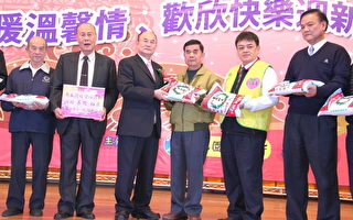 市长苏家明（左4）表示送低收、特殊境遇家庭白米（摄影：徐乃义／大纪元）