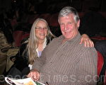 地产律师迈可•弗林（Michael Flynn）与夫人葛尔在1月7日晚观赏美国神韵纽演约艺术团在旧金山歌剧院的第六场演出。（摄影：林家维/大纪元）