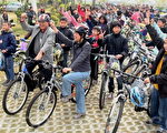 戴竹贈單車 家扶兒笑開懷