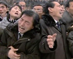 12月28日，朝鲜举行金正日送别仪式，向全球播放仪式场面，数十万人冒雪在平壤夹道送别金正日，哀恸哭声震天，仿佛要哭崩平壤。（AFP）