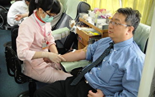 朴子醫院辦理捐血活動，該院醫術高明、古道熱腸的副院長洪弘昌（右1），也率先參與捐血的行列。（朴子醫院提供）