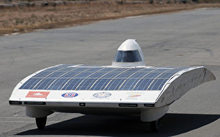 智利圣地亚哥11日举行太阳能车竞赛宣传，各式各样的太阳能车皆前来亮相。（CLAUDIO SANTANA / AFP ImageForum）