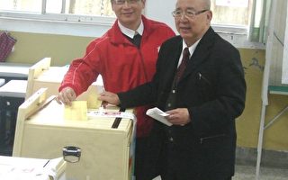 吴伯雄、吴志扬父子投票，留下记录（摄影: 徐乃义 / 大纪元）