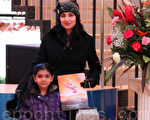 图：2012年1月13日晚，珠宝设计师马哈拉吉（Nadia Maharaj）与女儿在多伦多索尼演艺中心欣赏神韵演出。（摄影：周月谛/大纪元）