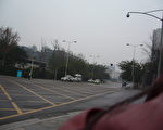 事前就停在溫江區政府門口的警車(溫江民眾提供)