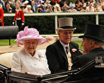 去年6月，女王參加王室賽馬會（Royal Ascot）的時候佩戴威廉姆森胸針，並且戴了一頂粉色的帽子，顏色與胸針中心的粉色鑽石相匹配。（CARL DE SOUZA / AFP ImageForum）