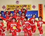 文誠和天悅舞蹈學校的學生表演《手鼓舞》。(攝影﹕文蕾/大紀元)