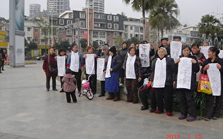 【投書】成都溫江村民公路旁示威