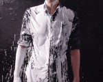 黃鴻升拍攝新歌MV，全身潑滿油漆。(圖/滾石提供)