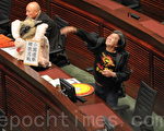 拒阻“双非”孕妇闯关 曾荫权被斥做秀