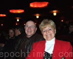 企业主道格‧高斌（Doug Gobin）(左)与原在市政厅财长办公室工作的太太(右)2012年1月19日晚观看了神韵巡回艺术团在罗州的演出（摄影: 李新 / 大纪元）