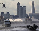 皇家海军陆战队和伦敦警方联合在泰晤士河上进行了演习。海事警察驾驶钢壳充气艇（rigid inflatable boat）和快速反应船，海军陆战队则出动了一架山猫直升机。(Dan Kitwood/Getty Images)