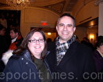 路易萨夫妇观看了神韵巡回艺术团1月20日在波士顿的首场演出，路易萨先生称神韵门票是自己收到的最好的礼物。（摄影：秦川/大纪元）