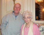 苏里万（Clifton Sullivan）先生与母亲观看了1月21日下午神韵巡回艺术团在波士顿歌剧院的第二场演出。(摄影﹕李新/大纪元)