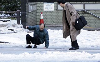 东京大雪路面结冰 逾五百人摔伤