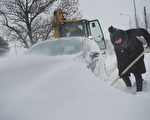 2012年1月26日，羅馬尼亞暴風雪造成地面積雪數公尺，一輛列車脫軌，迫使政府當局關閉高速公路、港口並取消部分航班，以及逾1,000輛車受困大雪中。（AFP PHOTO / DANIEL MIHAILESCU）