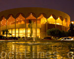 2012年1月27日（周五）晚，风靡世界的神韵纽约艺术团在亚利桑那州首府凤凰城（Phoenix）的首场演出圆满落幕。图为凤凰城都会区坦佩（Tempe）亚利桑那州立大学甘米奇剧院（ASU Gammage Theatre）。(摄影﹕马有志/大纪元)