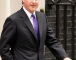 英国首相日前帮自家的保姆停好车子，令首相府工作人员和保镖感觉很有趣。（Christopher Furlong/Getty Images）