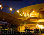 2012年1月28日晚，享誉全球的神韵艺术团在亚利桑那州凤凰城（Phoenix）的第二场演出在甘米奇剧院 (ASU Gammage) 举行。剧院内座无虚席，再度大爆满。(摄影：马有志/大纪元)