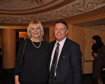 加拿大溫莎市上庭律師Shulgan夫婦於2012年1月28日晚在底特律歌劇院觀賞神韻晚會，表示神韻演出美麗而高雅。（攝影：陸查理/大紀元）
