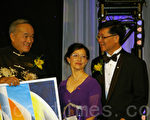 图：2012年1月28日，即将退休的颐康首席行政总监黄陈曼丽（中）在龙宴上接受“金色年华长者成就奖”。（摄影：周行/大纪元）