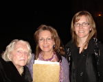 Cynthia和Laura用一種獨特的方式慶祝了她們母親的生日－帶著老母親觀看神韻藝術團在底特律歌劇院的演出。（攝影：宇微/大紀元）