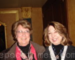 Sue Jones 和朋友Karen Novak觀看了1月29日美国神韵国际艺术团在美国底特律歌剧院的神韻演出。（攝影：宇微/大紀元）