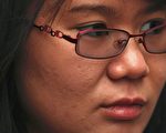 中國大陸維權人士倪玉蘭的女兒董璇表示，她上週在北京的機場遭到警方攔阻，禁止她前往荷蘭代替母親領取人權獎。（AFP PHOTO/ED JONES）