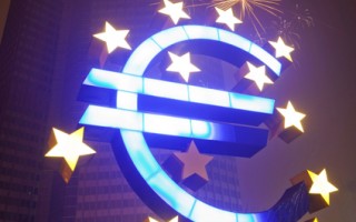 欧洲央行（ECB）上个月向欧洲银行提供的近5000亿欧元紧急纾困金显然不够，欧洲流动性依然相当吃紧，业界人士指出所需金额将会倍增。（FRANK RUMPENHORST / AFP）