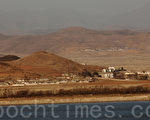 在江华岛和平瞭望台看北韩，只见山岭不见树。（摄影：全宇/大纪元）