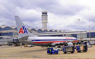 美国航空公司去年11月底申请破产法保护，以进行重整，2月1日宣布将裁减13,000名员工。图为一架美国航空客机停靠于华盛顿国际机场的停机坪上。（KAREN BLEIER / AFP）