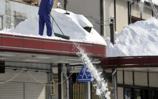 日本降下暴雪 青森縣積雪逾四米