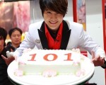 李佳峰成功挑战吉尼斯纪录地101场，开心地切下101造型蛋糕庆贺。(图/梵特西娱乐提供)
