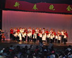主辦團體立石教會表演家庭合唱「恭喜新年」。(攝影:世桑/大紀元)